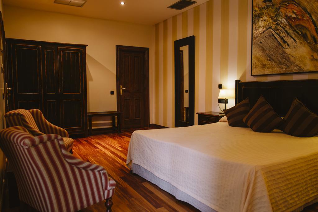 Hotel Vinicola Real-200 Monges Albelda De Iregua ภายนอก รูปภาพ